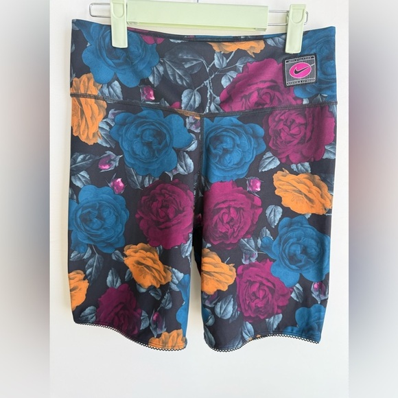Nike Pants - Nike Dri-Fit floral biker shorts • Women’s Medium